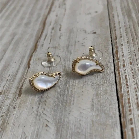 Kendra Scott Temple Stud Earrings Gold NEW - Picture 3 of 8